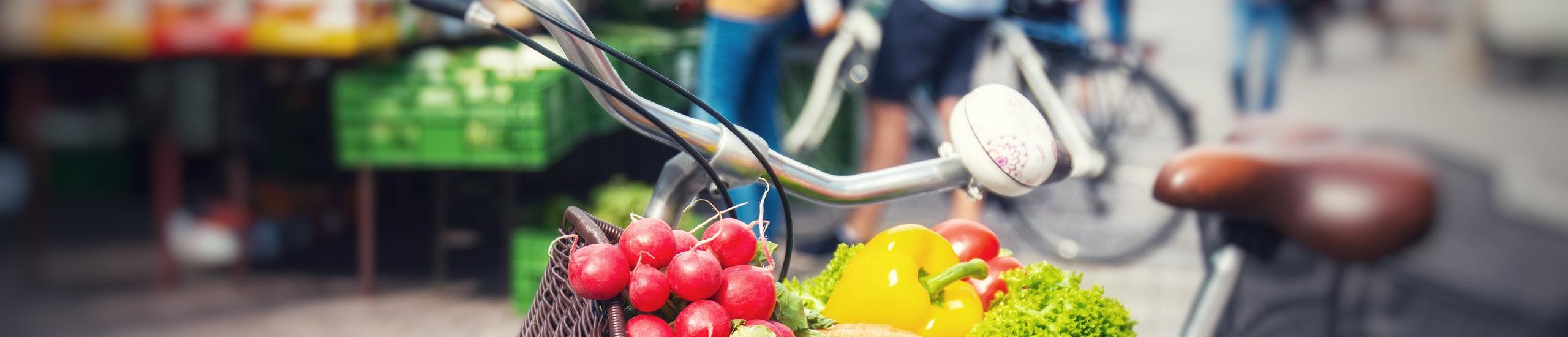Fahrrad auf dem Markt mit Gemüse