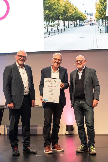 Amtsleiter Wolfgang Leberecht (Bildmitte) nimmt die Auszeichnung von Verkehrsminister Winfried Hermann MdL (rechts) und dem Vorstandsvorsitzenden der AGFK-BW Günter Riemer entgegen. (Foto: AGFK) Amtsleiter Wolfgang Leberecht (Bildmitte) nimmt die Auszeichnung von Verkehrsminister Winfried Hermann MdL (rechts) und dem Vorstandsvorsitzenden der AGFK-BW Günter Riemer entgegen. (Foto: AGFK)
