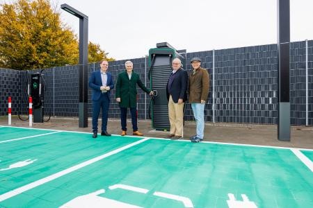 Bild zeigt die neuen Ladesäulen am bellamar.