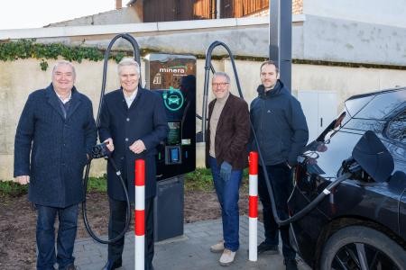 Von links nach rechts: Minera-Geschäftsführer Ulrich Gutting, Oberbürgermeister Matthias Steffan, Wolfgang Leberecht und Ramon Eck (Amtsleiter und Sachgebietsleiter für Stadtentwicklung) freuen sich über die nächste erfolgreiche Kooperation mit der Minera und über die neuen Ladepunkte am Alten Messplatz. (Bildrechte: Minera Kraftstoffe)