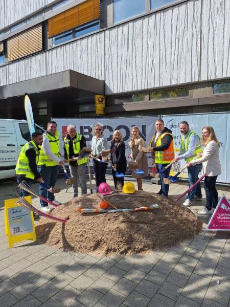 Gruppenbild zum gemeinsamen Spatenstich zum Glasfaserausbau