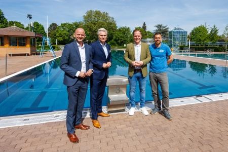 (von links): Der Oftersheimer Bürgermeister Pascal Seidel, Schwetzingens Oberbürgermeister Matthias Steffan, Werkleiter Patrick Körner und Badleiter Christopher Di Vita freuen sich auf den Start der Freibadsaison am 4. Mai 2026.