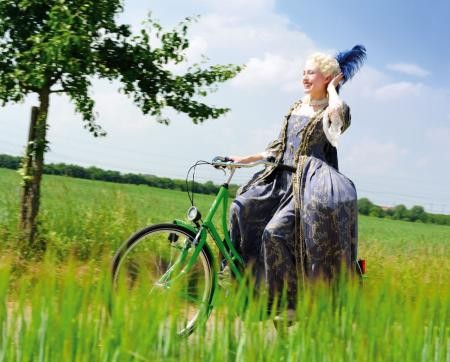 Fahrrad Fahrerin im Kostüm (Symbolbild) Fahrrad Fahrerin im Kostüm (Symbolbild)