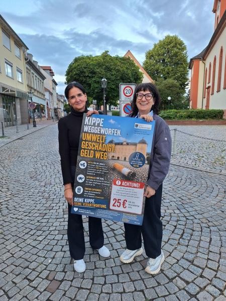Yvonn Rogowski (links) und Elke Ackermann-Knieriem mit dem Plakat zur Kampagne. (Foto: Stadt Schwetzingen)