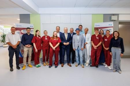 Stellten gemeinsam die Kampagne vor: (v.l.) Oberbürgermeister Marcus Zeidler (Hockenheim), Klinikleiter Tobias Schneider, die Hebammen Theresa Spröhnle, Michelle Heid und Elisabeth Tomakh, Bürgermeister Ralf Göck (Brühl), Oberbürgermeister Matthias Steffan (Schwetzingen), GRN Aufsichtsrat Frank Wieß, Kreisrat René Pöltl, Kreisrat Michael Till, Dr. Annette Maleika, die Hebammen Anna Lörch, Jessica Howard und Ewa Bähr sowie Anne-Marie Ludwig von der Agentur „Nassner & Geiss“ (Foto: Torsten Karpf) Stellten gemeinsam die Kampagne vor: (v.l.) Oberbürgermeister Marcus Zeidler (Hockenheim), Klinikleiter Tobias Schneider, die Hebammen Theresa Spröhnle, Michelle Heid und Elisabeth Tomakh, Bürgermeister Ralf Göck (Brühl), Oberbürgermeister Matthias Steffan (Schwetzingen), GRN Aufsichtsrat Frank Wieß, Kreisrat René Pöltl, Kreisrat Michael Till, Dr. Annette Maleika, die Hebammen Anna Lörch, Jessica Howard und Ewa Bähr sowie Anne-Marie Ludwig von der Agentur „Nassner & Geiss“