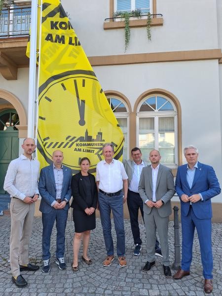 Sie zeigen gemeinsam vor dem Schwetzinger Rathaus Flagge für die Aktion: (von links) Matthias Kutsch, Timo Wangler, Lisa Schlüter (Erste Bürgermeisterin Schwetzingen), Dr. Ralf Göck, Nils Drescher, Pascal Seidel und Matthias Steffan. Sie zeigen gemeinsam vor dem Schwetzinger Rathaus Flagge für die Aktion: (von links) Matthias Kutsch, Timo Wangler, Lisa Schlüter (Erste Bürgermeisterin Schwetzingen), Dr. Ralf Göck, Nils Drescher, Pascal Seidel und Matthias Steffan.