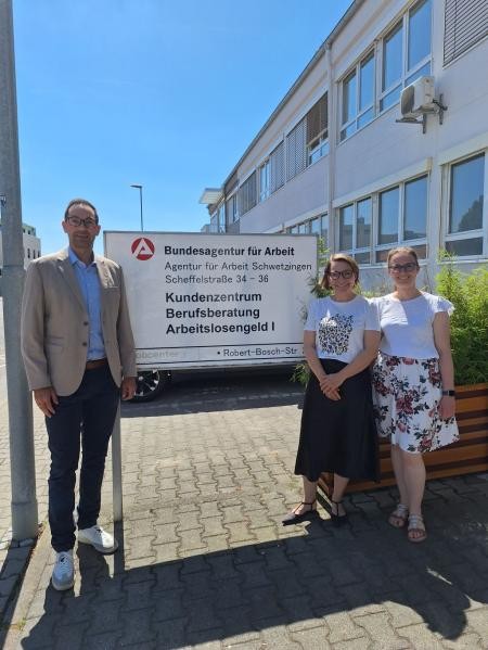 Stefan Radtke, Geschäftsstellenleiter der Agentur für Arbeit Schwetzingen, Baurechtsamtsleiterin Silke Feurer und Wirtschaftsförderin Lea Michelberger freuen sich über gute Zahlen des Arbeitsmarkts. (Foto: Stadt Schwetzingen) Stefan Radtke, Geschäftsstellenleiter der Agentur für Arbeit Schwetzingen, Baurechtsamtsleiterin Silke Feurer und Wirtschaftsförderin Lea Michelberger freuen sich über gute Zahlen des Arbeitsmarkts. (Foto: Stadt Schwetzingen)