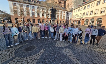 Beim diesjährigen Stadtradeln war die 5c des Hebelgymnasiums die radaktivste Klasse in Schwetzingen und sammelte 2.199 Kilometer (Foto: Hebelgymnasium). Beim diesjährigen Stadtradeln war die 5c des Hebelgymnasiums die radaktivste Klasse in Schwetzingen und sammelte 2.199 Kilometer (Foto: Hebelgymnasium).