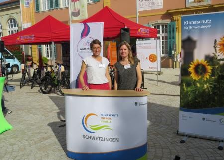 Zwei städtische Mitarbeiterinnen am Infostand auf der Eco-Mobil Gala 