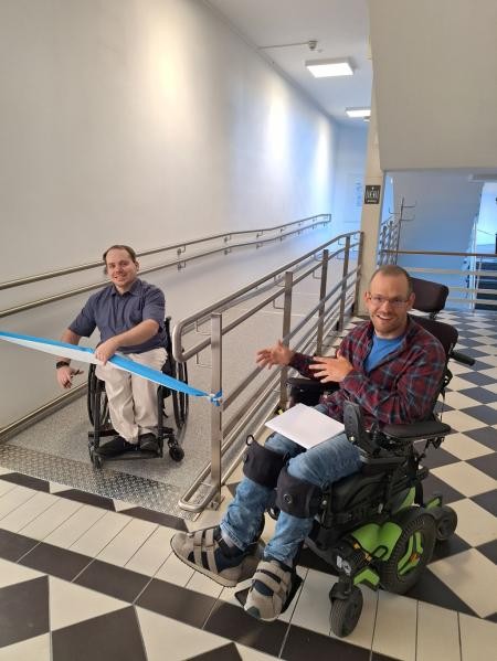 Der städtische Behindertenbeauftragte Martin Köhl (rechts) und Mitarbeiter Leonid Schmidt weihten die Rampe offiziell ein. (Foto: Stadt Schwetzingen)