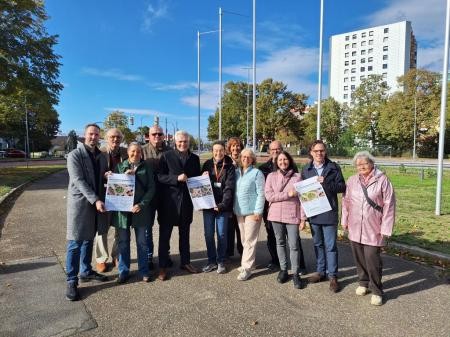 Von links: Ramon Eck (Amt für Stadtentwicklung), Die Stadträte Dr. Michael Rittmann, Cindy Baumann, Carsten Petzold, Oberbürgermeister Matthias Steffan, Bettina Hauck vom Verein für Umwelt- und Naturschutz Brühl und Rohrhof e.V., sowie die Stadträte Ulrike Utz, Elfriede Fackel-Kretz-Keller, Markus Schimmele, Andrea Rung, Nils Melkus und Sabine Rebmann.